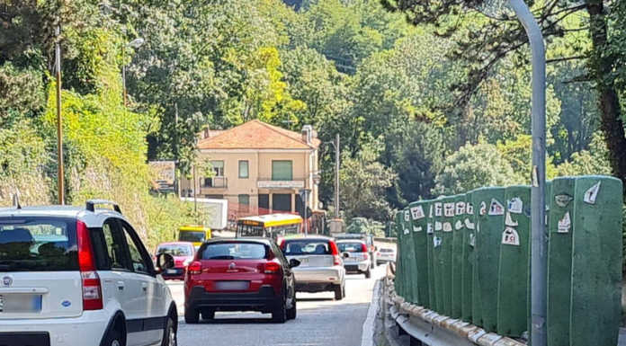 Si rompe un tubo dell’acqua, code in mattinata sulla vecchia Lecco-Ballabio