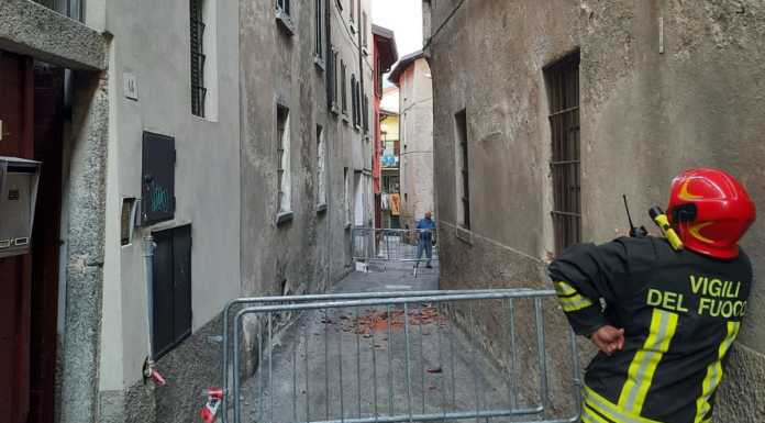 Valmadrera: tegole pericolanti in via Parini, la Lega chiama i vigili del fuoco