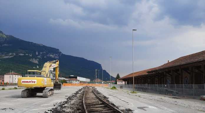 Piccola, durante gli scavi spuntano binari di oltre un secolo fa