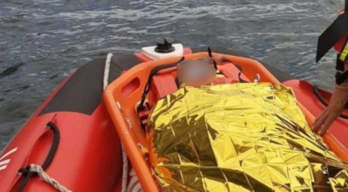 Pradello. Scivola sui sassi della riva del lago, Vigili del Fuoco al lavoro (foto Vigili del Fuoco)