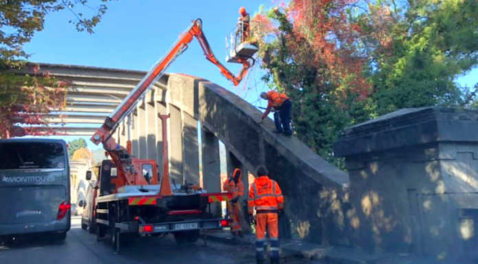 Ponte di Brivio: lavori per sfrondare le piante e pulire le caditoie