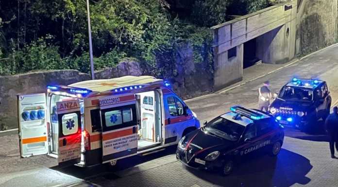 Donna aggredita a colpi di casco, calci e pugni da un gruppo di sbandati carabinieri ambulanza