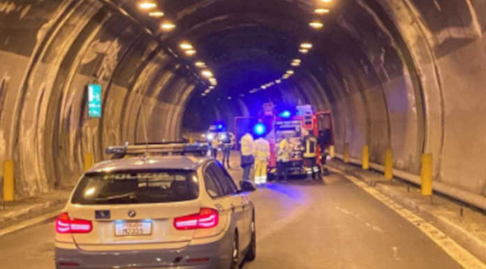 Tragico incidente in superstrada: moto in fiamme, morto il centauro