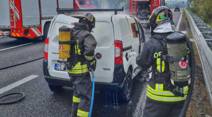 In fiamme un furgoncino a metano sulla SS36, chiusa la carreggiata Sud Furgone a metano in fiamme Nibionno