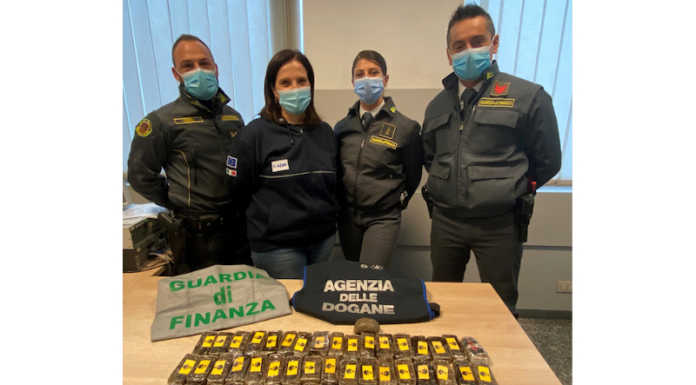 Sul bus con 5 chili di droga: 57enne arrestato al valico di Como Brogeda