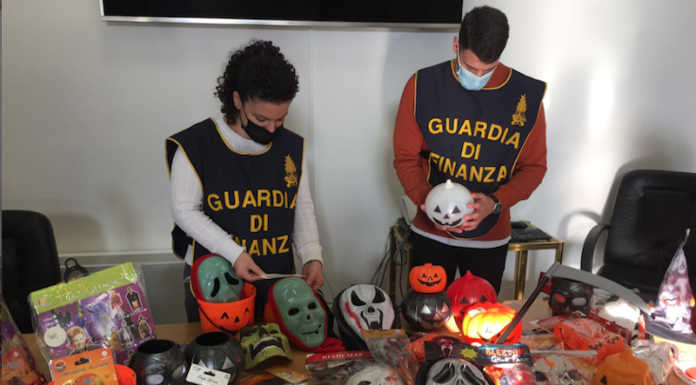 Vestiti e addobbi per Halloween non ‘sicuri’: maxi sequestro della Gdf Milano