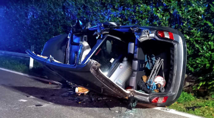 Imbersago, auto si ribalta subito dopo la curva Moratti: soccorsi tre ragazzi