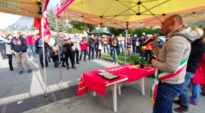 Anche a Lecco il presidio di solidarietà davanti alla Cgil dopo l’assalto alla sede di Roma