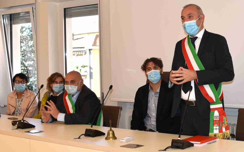Il sindaco di Galbiate consegna la targa a Manuel Locatelli