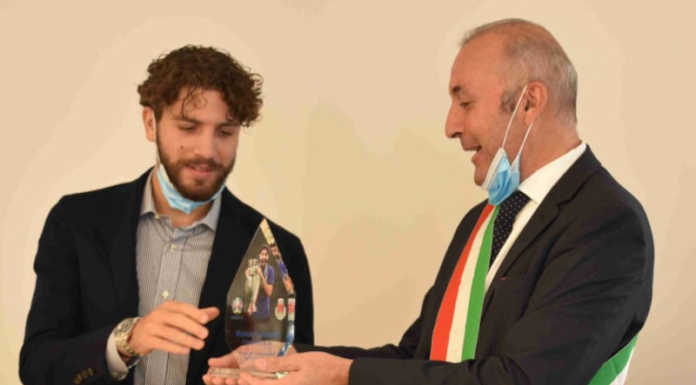 Calcio. Galbiate e Lecco ringraziano Manuel Locatelli: “Orgogliosi di te” Il sindaco di Galbiate consegna la targa a Manuel Locatelli