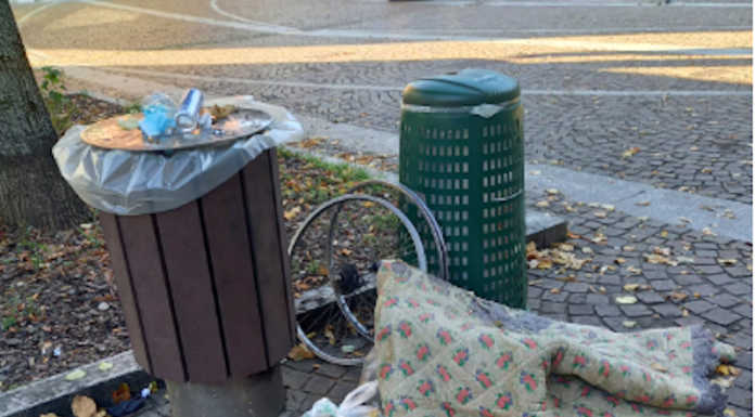 Merate, abbandona rifiuti in piazza Prinetti: beccato dalla telecamere
