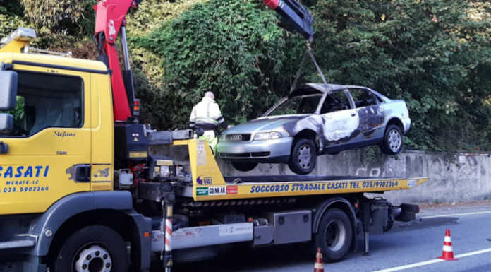 Merate, auto in fiamme lungo la Statale: intervengono i Vigili del Fuoco