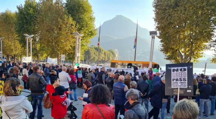 No Green Pass di nuovo in piazza a Lecco, la protesta si fa silenzio “energetico”