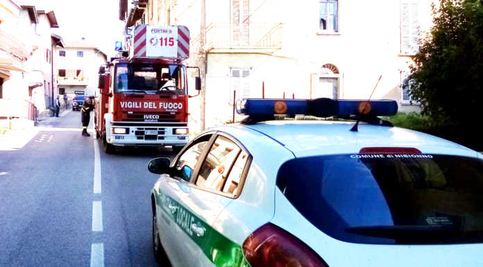 Nibionno. Cadono tegole dal tetto di una casa a Cibrone, nessun ferito Nibionno vigili del fuoco crollo tegole