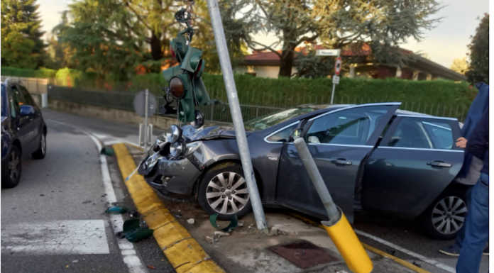 Osnago, incidente all’incrocio: abbattuti i semafori