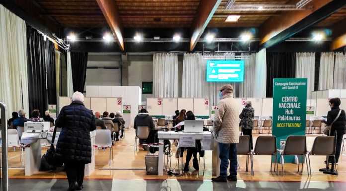 La terza dose e l’incognita dei centri vaccinali: servono nuovi spazi