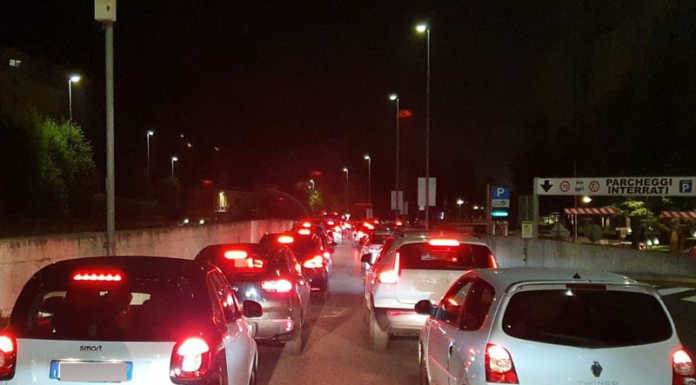 Caos al rientro, traffico paralizzato dopo l’incidente sul ponte Manzoni