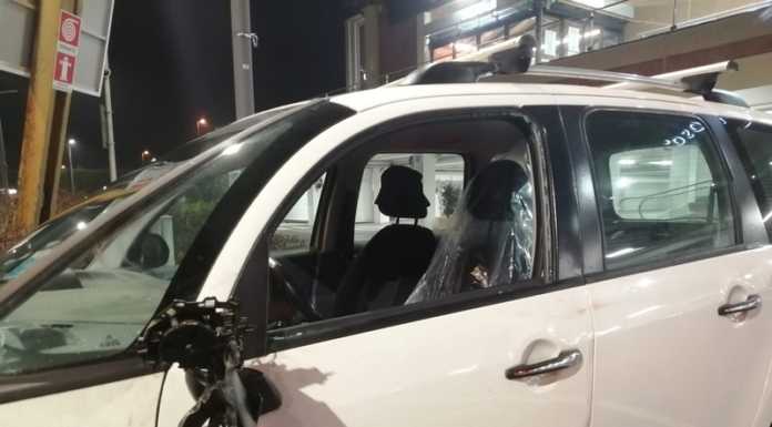 Venticinquenne prende a pugni un 73enne e danneggia le auto: paura a Calco