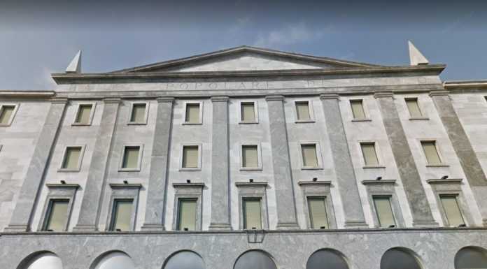 Amianto nell’ex banca, Valsecchi contro il Comune: “Bonifica rinviata, ecco perchè”