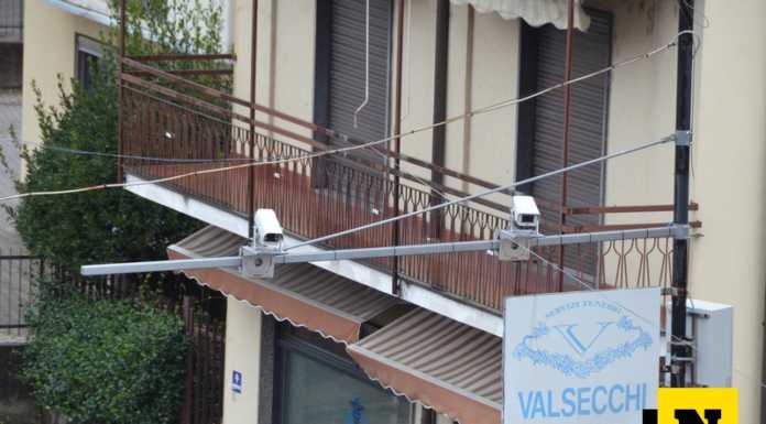 Calolzio. Telecamera in corso Europa, una decina al giorno i mezzi che passano col rosso Le telecamere installate in corso Europa all'altezza di via Lavello