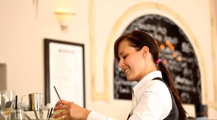 Imparare il lavoro di serramentista o cameriere: corsi per disoccupati