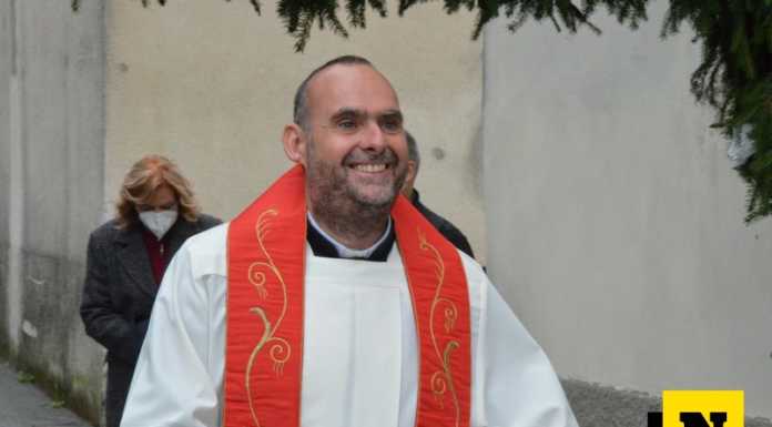 Lorentino dà il benvenuto al nuovo parroco, domani sarà festa a Carenno