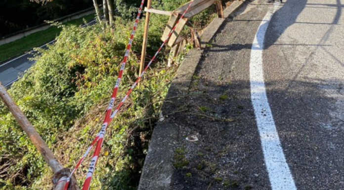 Viabilità. Da lunedì lavori sulla vecchia Lecco-Ballabio all’altezza di Pomedo Il guard-rail divelto dopo l'incidente avvenuto nell'ottobre 2020