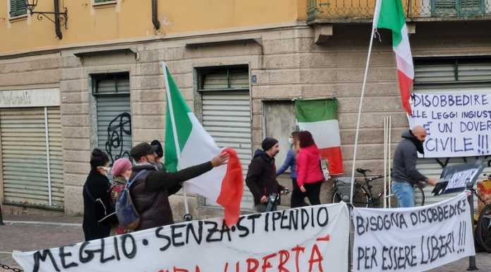 Manifestazione no Green Pass a Lecco, presidio in mattinata davanti al Comune manifestazione_no_green_pass_a_lecco
