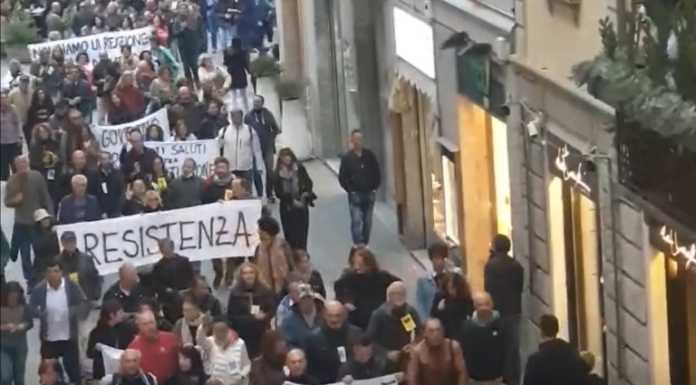 Il corteo contro il green pass sfila in centro Lecco. Il video