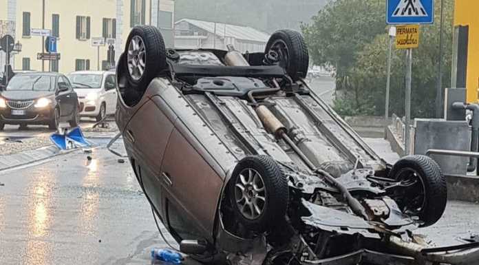 Pescate. Auto si ribalta lungo la provinciale, soccorse due persone