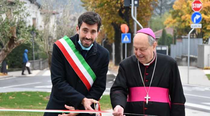 Mandello inaugura con il vescovo la nuova piazza del Sacro Cuore