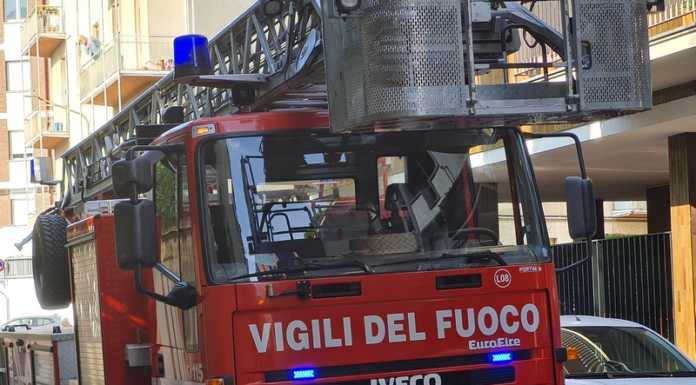 Incendio in una palazzina, paura a Monticello Brianza vigili del fuoco