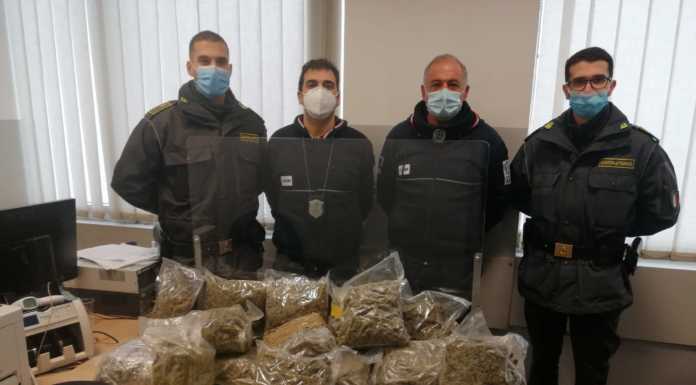 Como-Brogeda. Trolley con otto chili di marijuana sull’autobus di linea trolley otto chili droga como brogeda