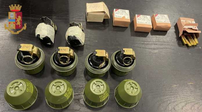 Milano, un arsenale nell’auto: kalashnikov, granate e pistole