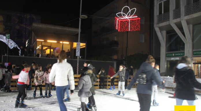 Calolzio. Dal 1° dicembre apre la pista di pattinaggio sul ghiaccio Calolzio_27_11_21_inaugurazione_pista_pattinaggio2