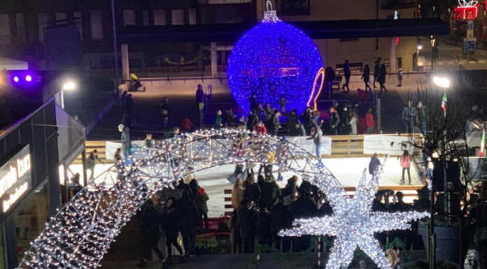 Calolzio s’illumina per il Natale: inaugurata la pista di pattinaggio