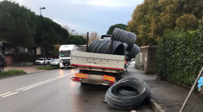 Calolzio. Camion perde il carico in viale De Gasperi, bobine di fil di ferro in strada Calolziocorte camion carico