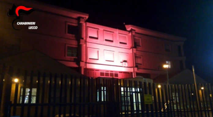 Violenza contro le donne, le caserme Carabinieri di Lecco e Merate si illuminano di rosso Caserma carabinieri lecco rosso