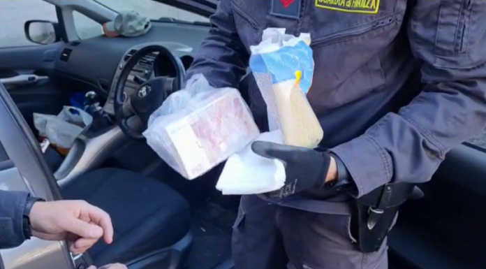 40mila sterline nascoste nei detersivi: fermato dalla Finanza al valico di Como