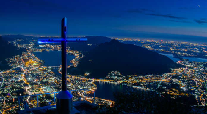San Martino e Crocione si illuminano per le giornate del Diabete e della Prematurità Il crocione del san martino illuminato di blu