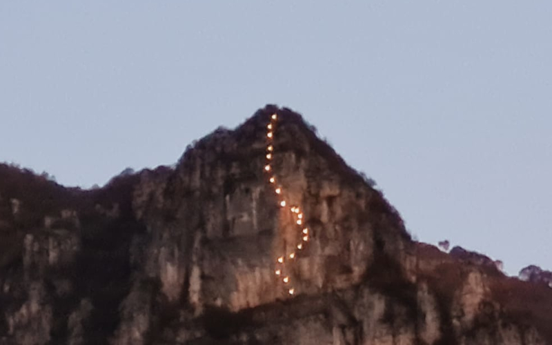 La via di Casimiro Ferrari allo Zucco di Teral illuminata (foto Nello Fumagalli)