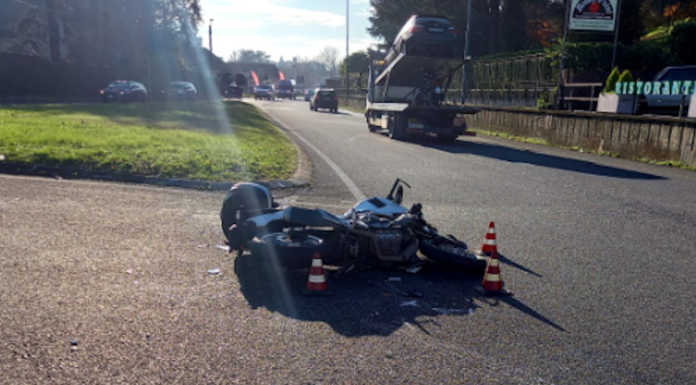 Lomagna, incidente alla rotonda del Pino: soccorso motociclista