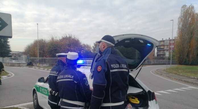 Merate, panchina danneggiata e rifiuti abbandonati: individuati gli autori