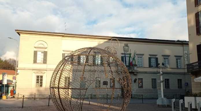Lecco. Una maxi sfera natalizia s’illuminerà davanti al Comune