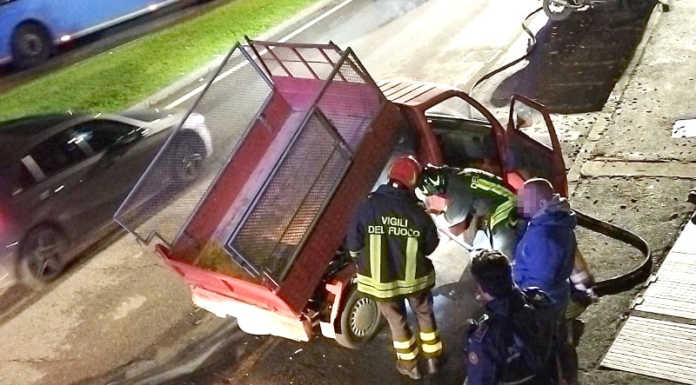 Principio di incendio per un camionicino, intervengono i VVF Vigili del Fuoco Lecco