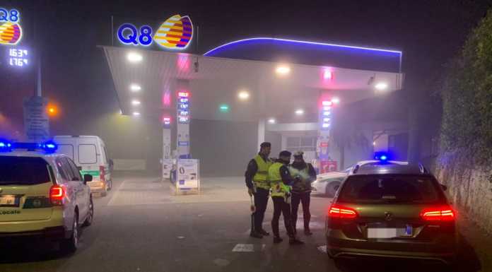 Merate, controlli della polizia locale: 38 auto fermate e 10 infrazioni in una notte