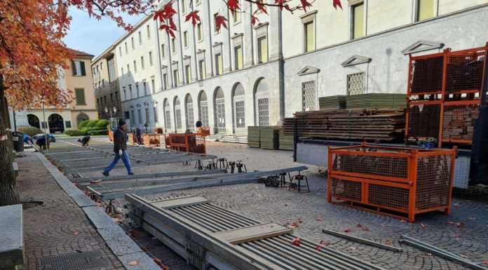 Lecco. Si prepara la pista di ghiaccio in piazza, aprirà il 20 novembre