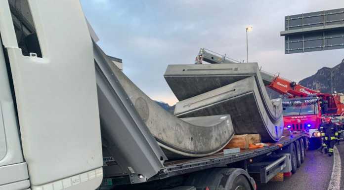 Ponte Manzoni: camion rischia di perdere il carico sullo svincolo del Bione