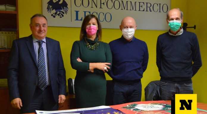 I commercianti di Calolzio illuminano il Natale: luci, lotteria e tante sorprese Da sinistra, Innocenzo Sartor, Cristina Valsecchi, Alberto Riva e Lionello Bazzi
