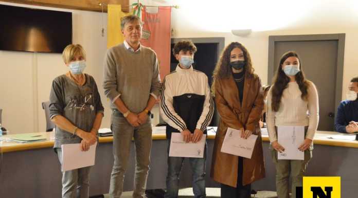 Calolzio consegna le Costituzioni ai 18enni, cerimonia simbolica con tre rappresentanti